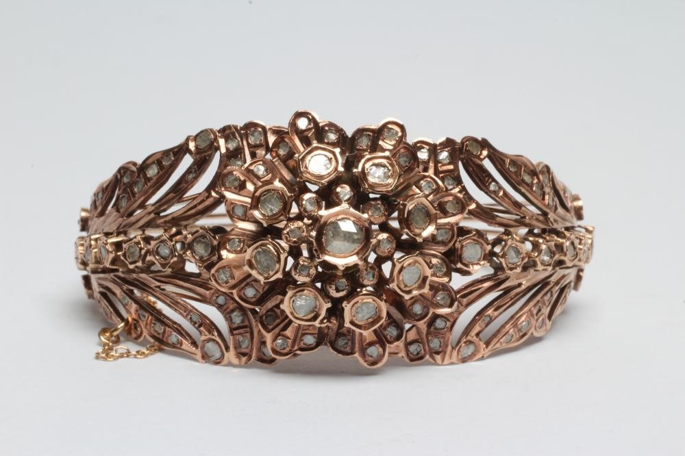 A VICTORIAN DIAMOND BANGLE Image