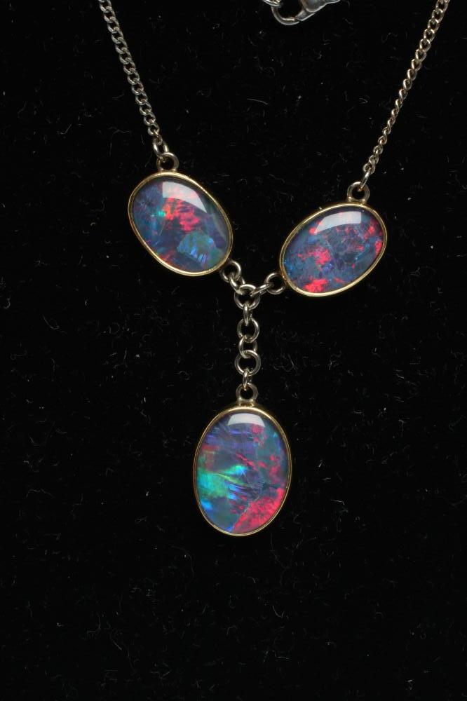 AN OPAL NECKLACE Image