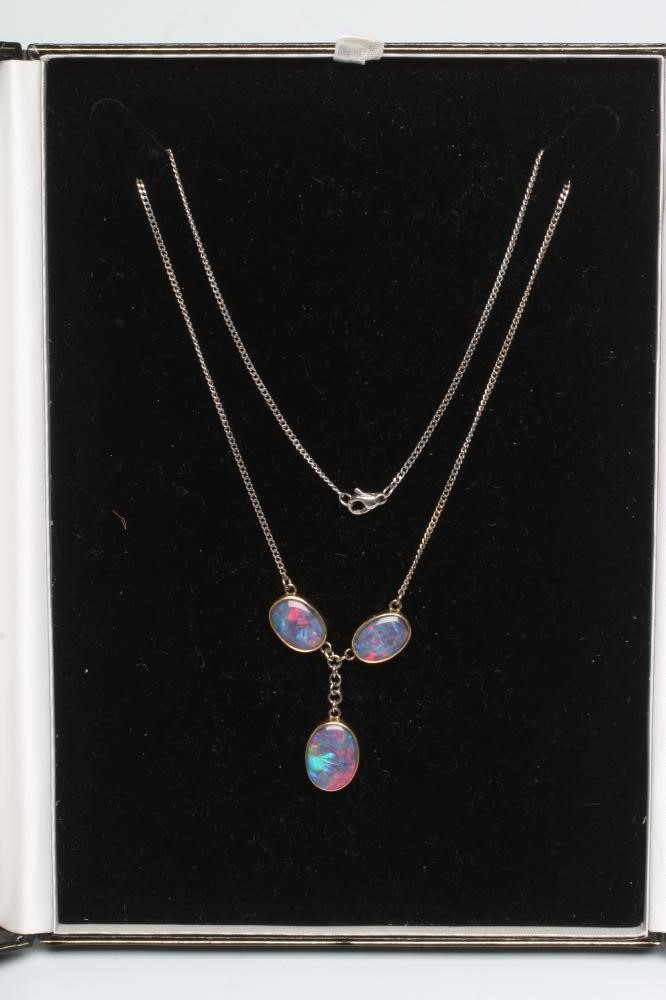 AN OPAL NECKLACE Image