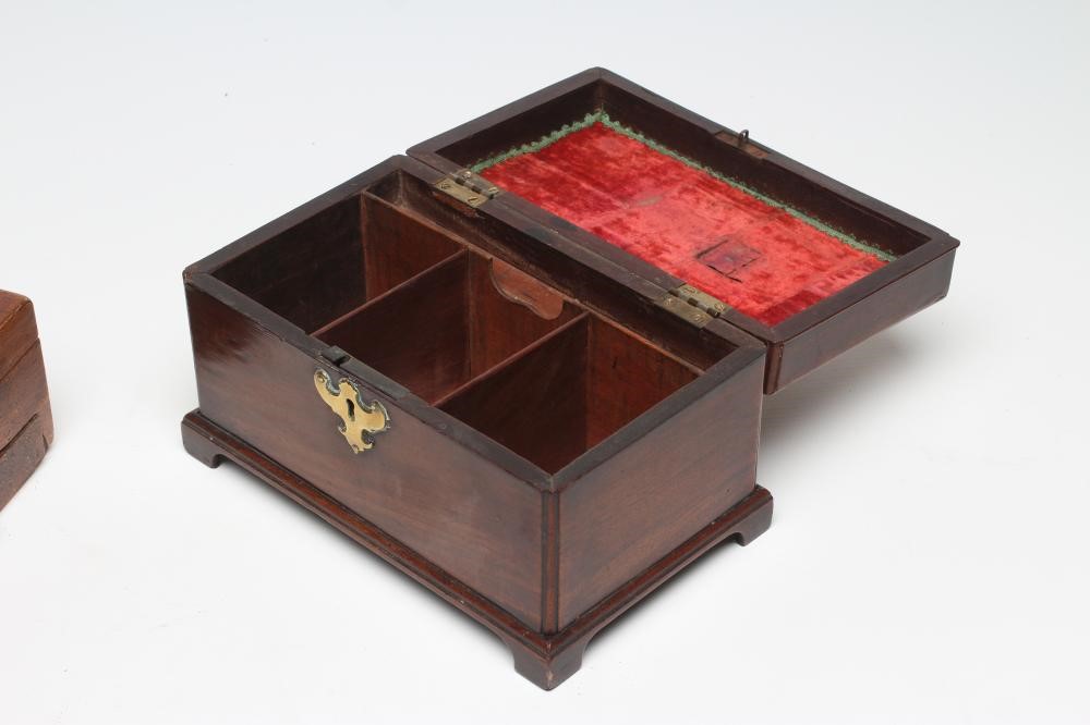 A GEORGIAN MAHOGANY TEA CHEST Image