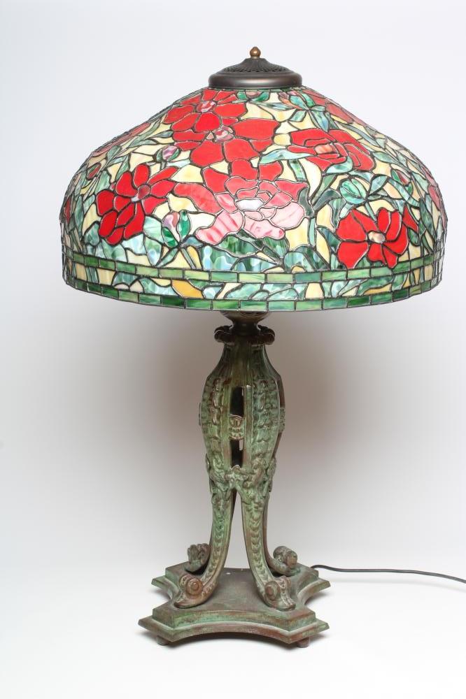 A LARGE TIFFANY STYLE TABLE LAMP Image