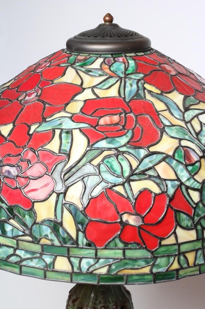 A LARGE TIFFANY STYLE TABLE LAMP Image