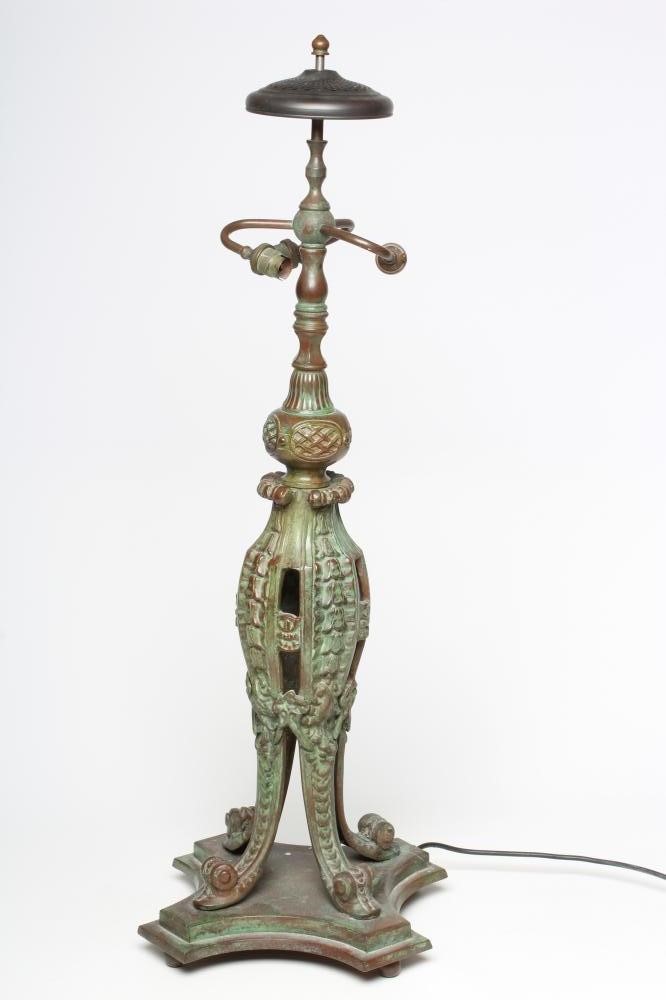 A LARGE TIFFANY STYLE TABLE LAMP Image