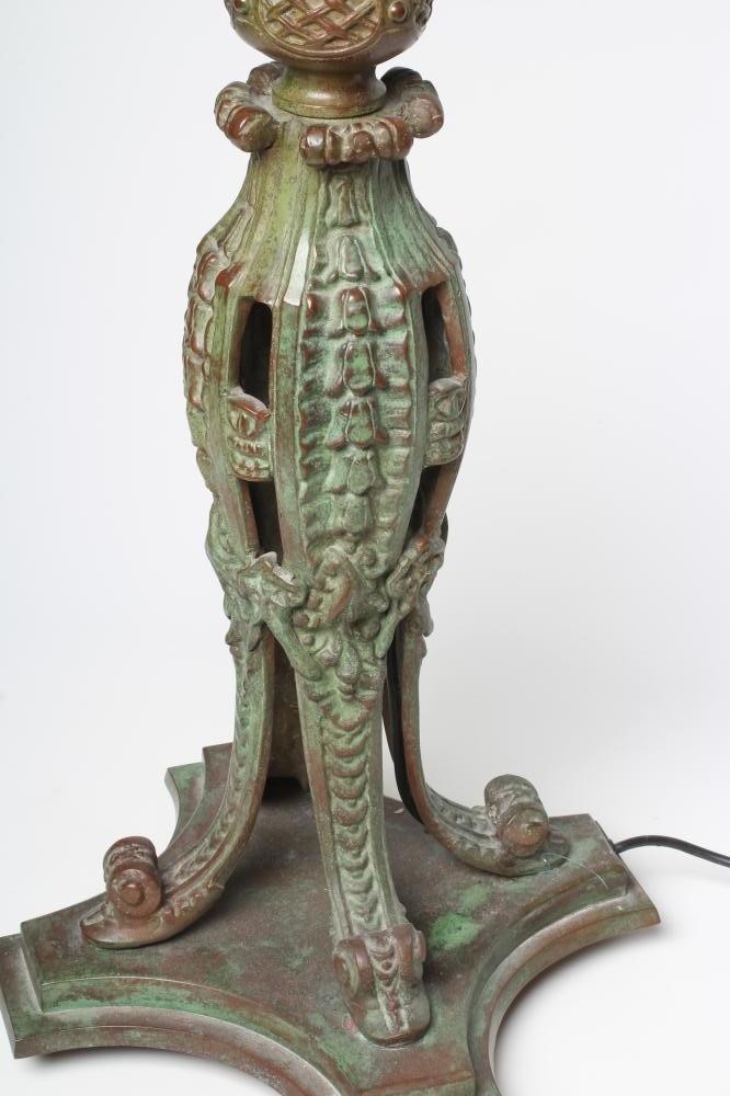 A LARGE TIFFANY STYLE TABLE LAMP Image