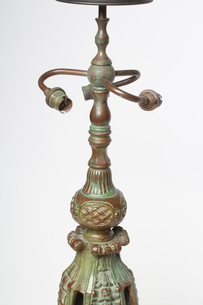 A LARGE TIFFANY STYLE TABLE LAMP Image