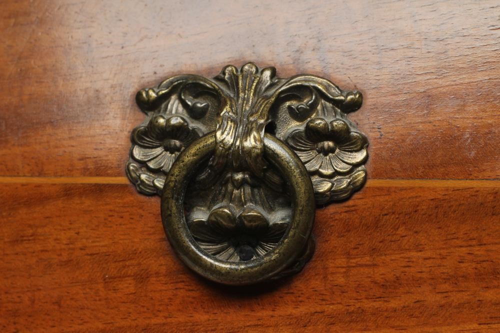 A GEORGIAN MAHOGANY TEA CADDY Image