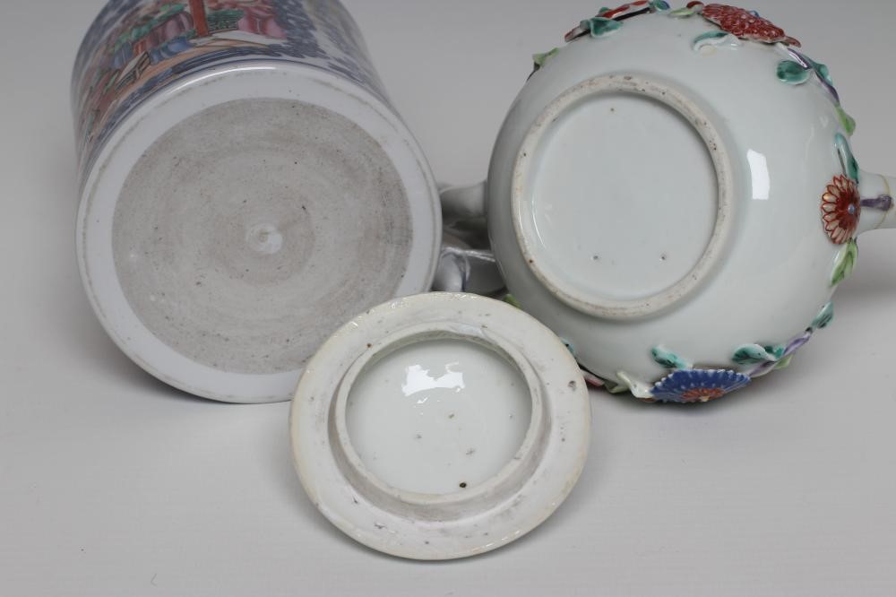 A CHINESE EXPORT PORCELAIN MUG of plain cylindrical form Image