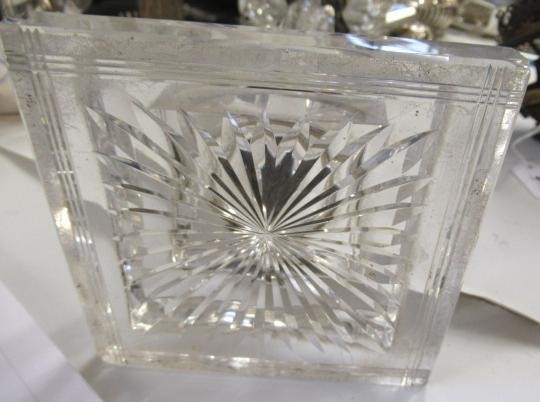 AN EARLY VICTORIAN GLASS OIL LAMP Image