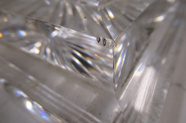 AN EARLY VICTORIAN GLASS OIL LAMP Image