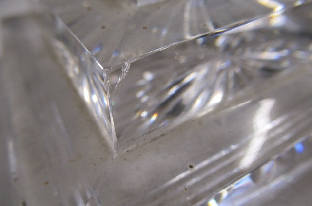 AN EARLY VICTORIAN GLASS OIL LAMP Image