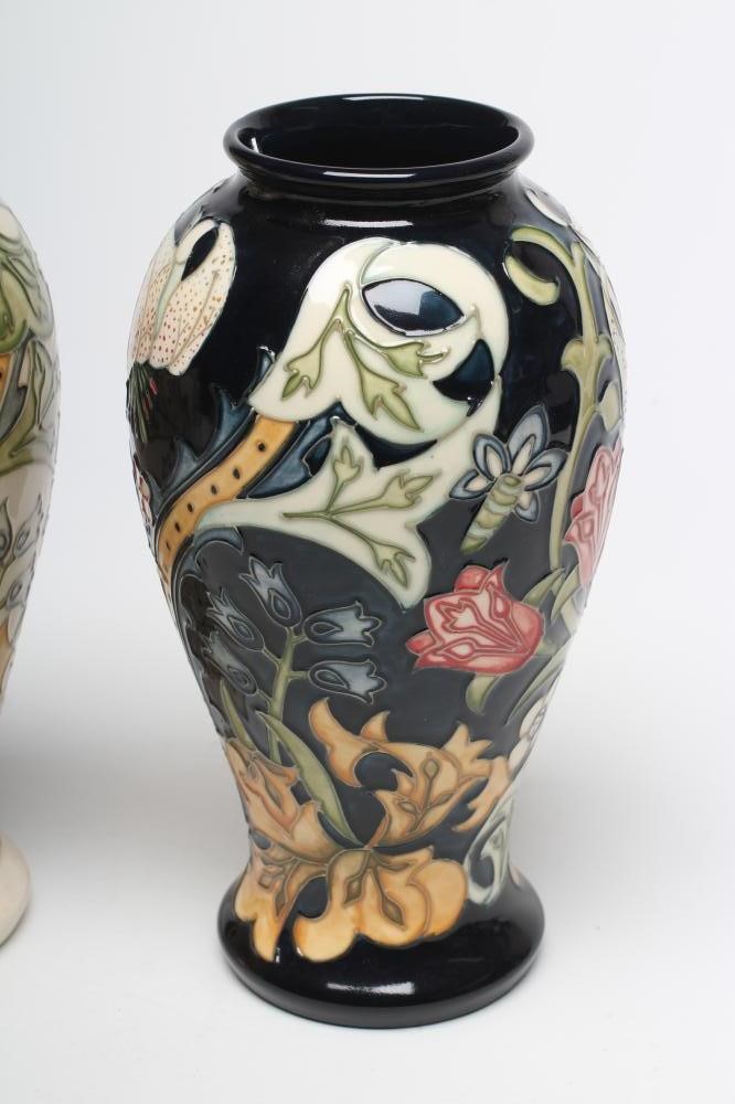 A MOORCROFT GOLDEN LILY VASE Image