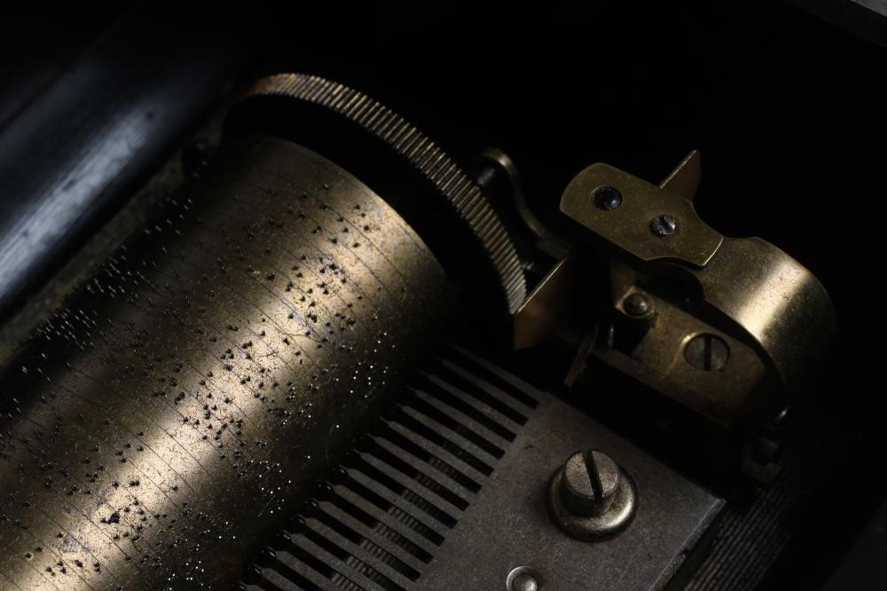 A VICTORIAN SWISS MUSICAL BOX Image