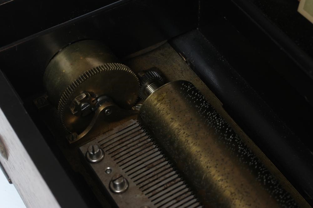 A VICTORIAN SWISS MUSICAL BOX Image