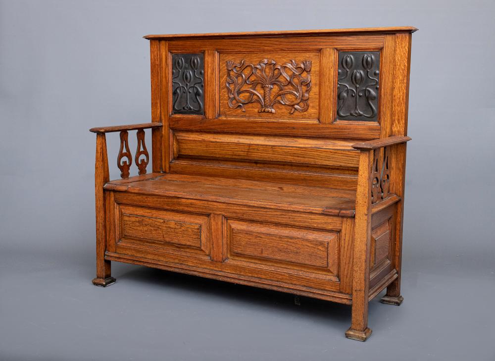 AN ARTS AND CRAFTS OAK BOX SETTLE Image
