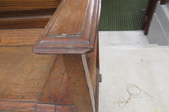 AN ARTS AND CRAFTS OAK BOX SETTLE Image