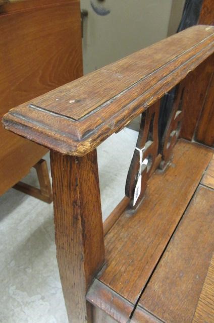 AN ARTS AND CRAFTS OAK BOX SETTLE Image