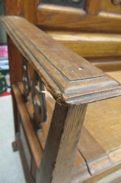 AN ARTS AND CRAFTS OAK BOX SETTLE Image