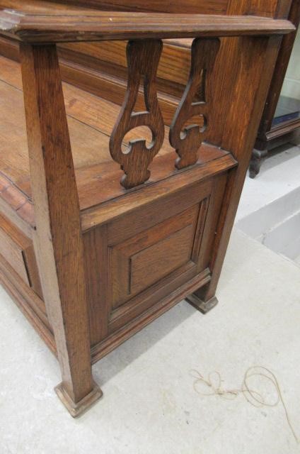 AN ARTS AND CRAFTS OAK BOX SETTLE Image