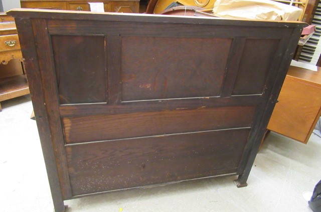 AN ARTS AND CRAFTS OAK BOX SETTLE Image