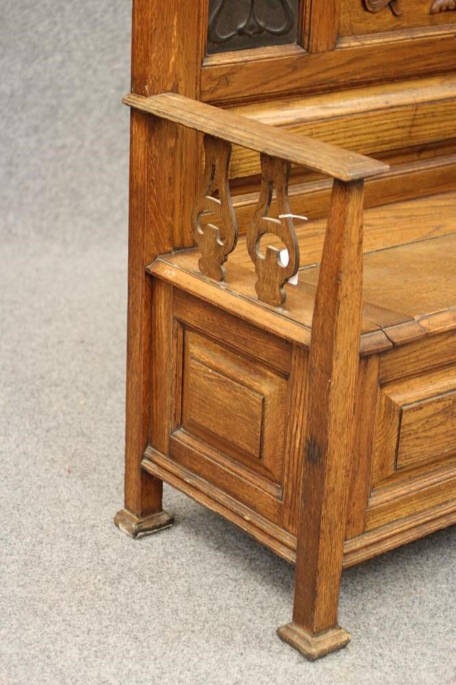 AN ARTS AND CRAFTS OAK BOX SETTLE Image