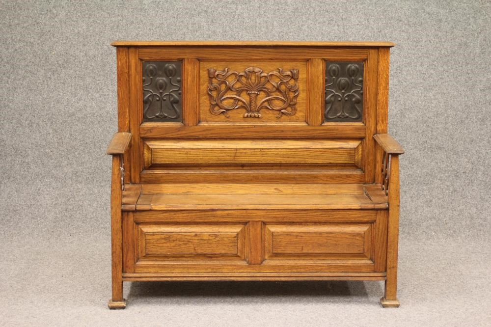 AN ARTS AND CRAFTS OAK BOX SETTLE Image