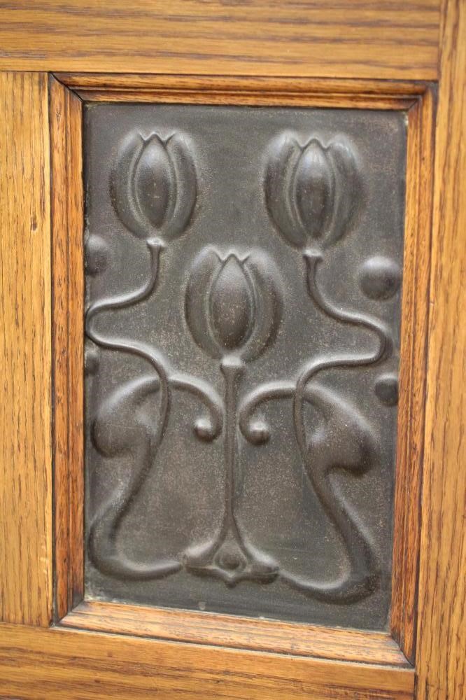 AN ARTS AND CRAFTS OAK BOX SETTLE Image