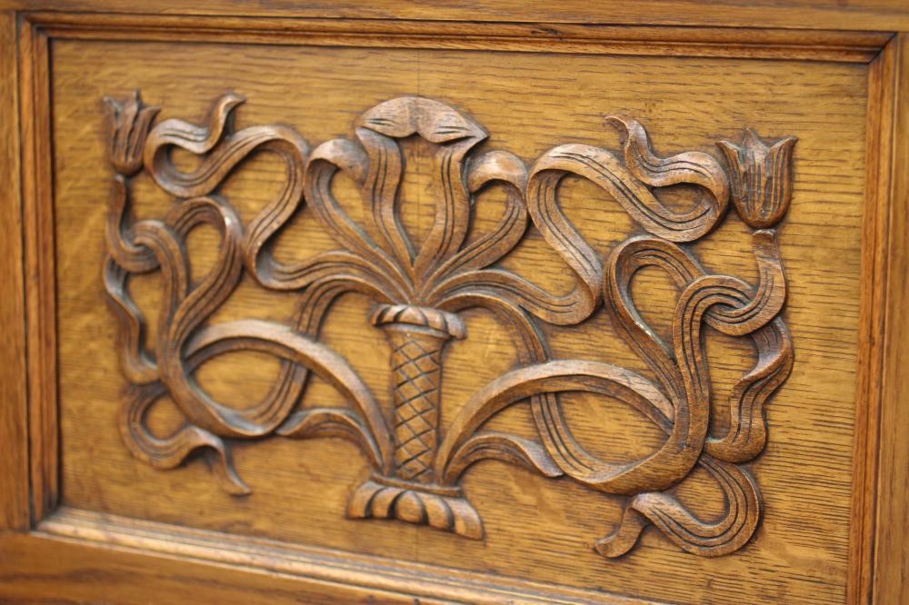 AN ARTS AND CRAFTS OAK BOX SETTLE Image