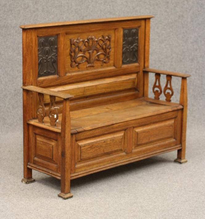 AN ARTS AND CRAFTS OAK BOX SETTLE Image