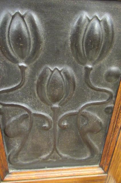 AN ARTS AND CRAFTS OAK BOX SETTLE Image