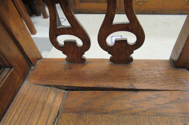 AN ARTS AND CRAFTS OAK BOX SETTLE Image