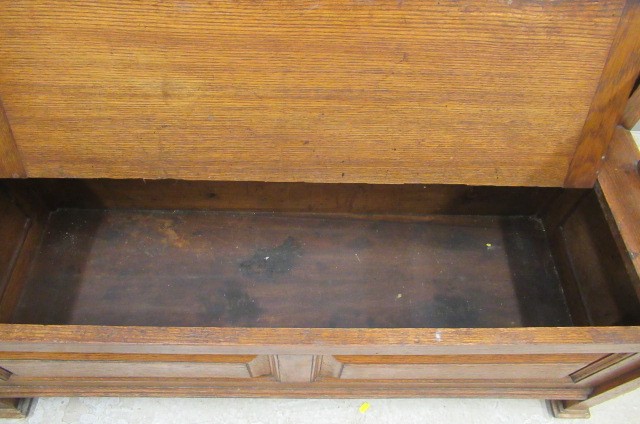 AN ARTS AND CRAFTS OAK BOX SETTLE Image