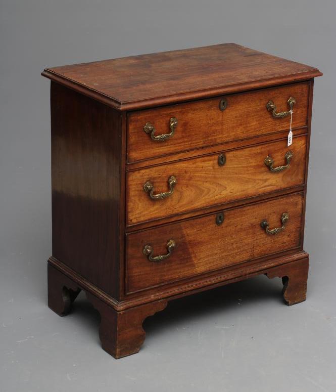 A SMALL MAHOGANY STRAIGHT FRONTED CHEST Image