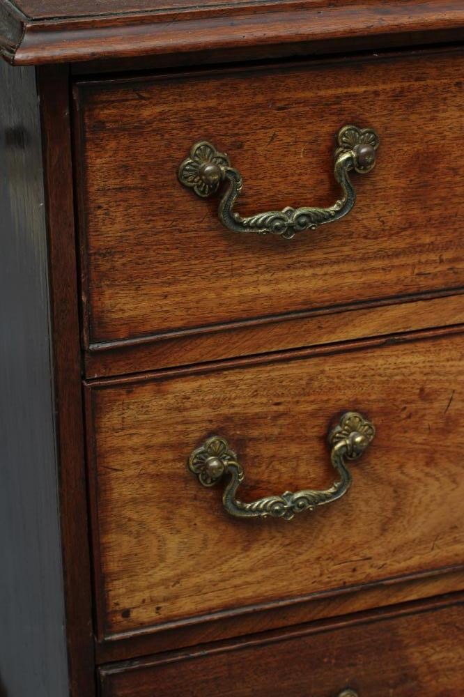 A SMALL MAHOGANY STRAIGHT FRONTED CHEST Image