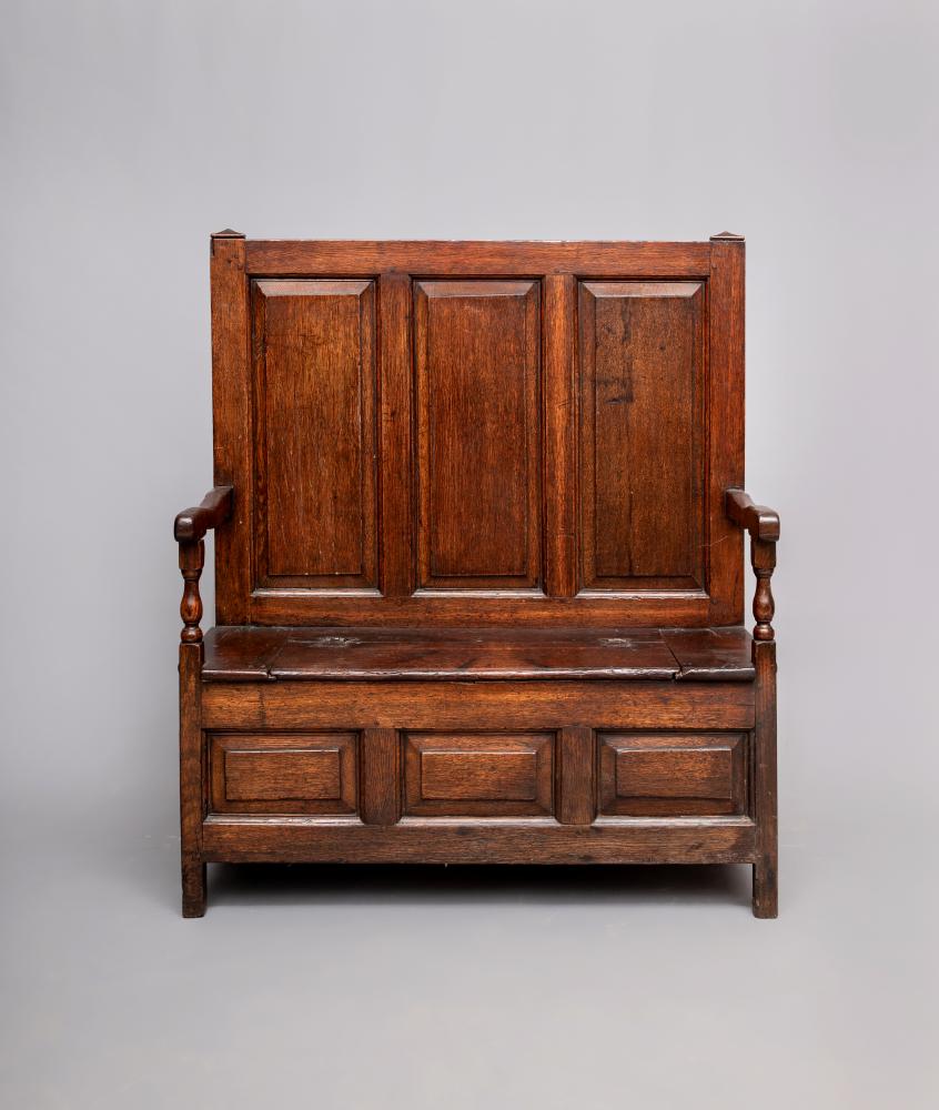 A GEORGIAN SMALL JOINED OAK BOX SETTLE Image