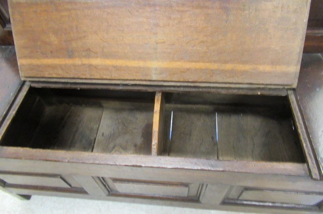 A GEORGIAN SMALL JOINED OAK BOX SETTLE Image