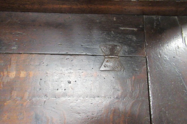 A GEORGIAN SMALL JOINED OAK BOX SETTLE Image