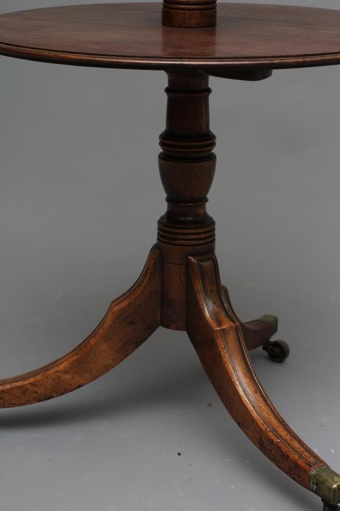 A GEORGIAN MAHOGANY DUMB WAITER Image
