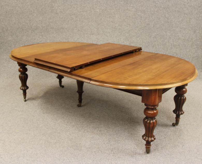 A VICTORIAN MAHOGANY EXTENDING DINING TABLE Image