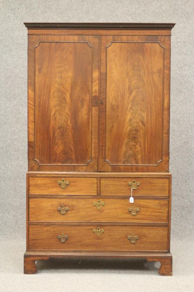 A GEORGIAN MAHOGANY LINEN PRESS Image