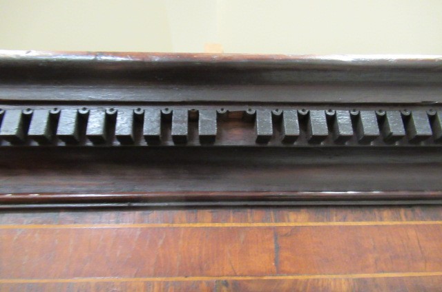 A GEORGIAN MAHOGANY LINEN PRESS Image