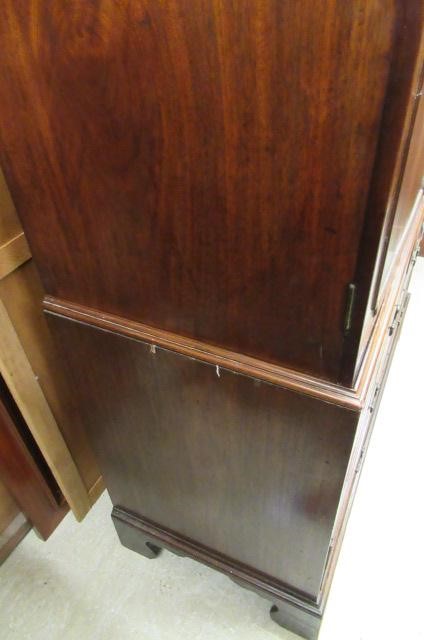 A GEORGIAN MAHOGANY LINEN PRESS Image