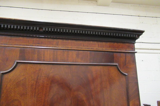 A GEORGIAN MAHOGANY LINEN PRESS Image