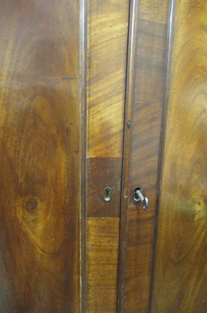 A GEORGIAN MAHOGANY LINEN PRESS Image