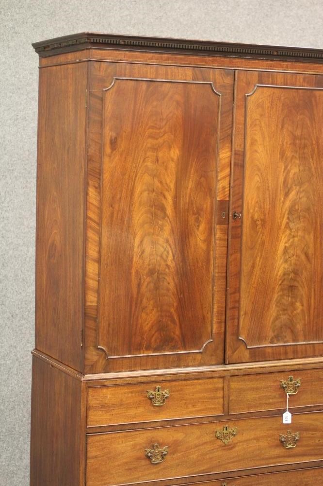 A GEORGIAN MAHOGANY LINEN PRESS Image