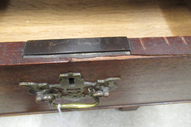 A GEORGIAN MAHOGANY LINEN PRESS Image