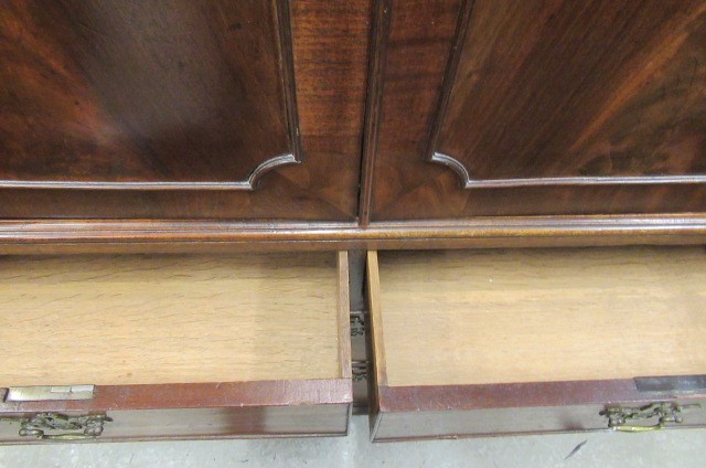 A GEORGIAN MAHOGANY LINEN PRESS Image