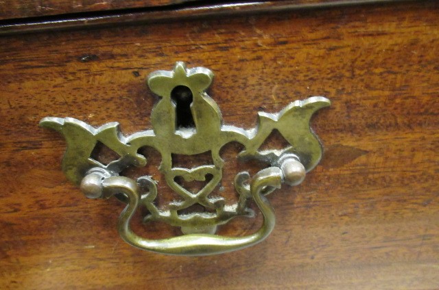A GEORGIAN MAHOGANY LINEN PRESS Image