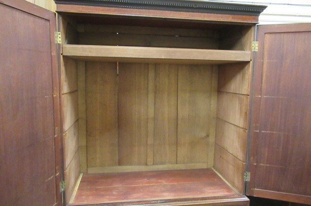 A GEORGIAN MAHOGANY LINEN PRESS Image