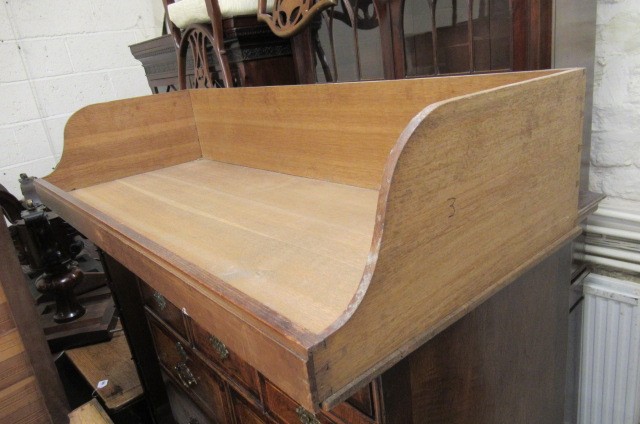 A GEORGIAN MAHOGANY LINEN PRESS Image