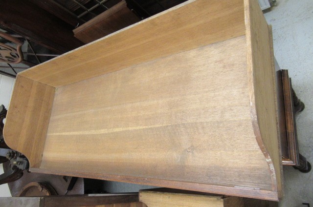 A GEORGIAN MAHOGANY LINEN PRESS Image